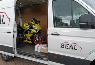 Furgoneta BEAL transportando motocicleta
