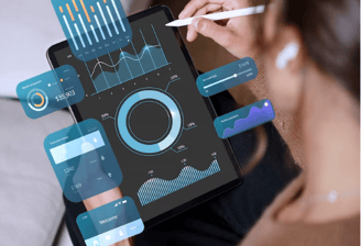 Pessoa analisando dashboards, gráficos de negócios