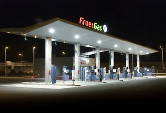 Gas station at night secured by fire detection sensors and AI-based alert systems