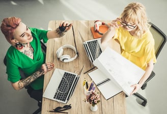 2 tattooed female entrepreneurs in a creative meeting