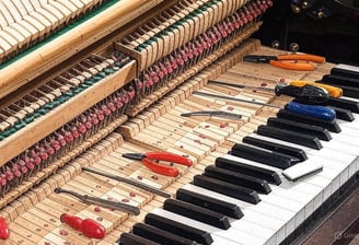 Nuestro técnico experto de pianos con 20 años de experiencia le devolverá a su piano su máximo