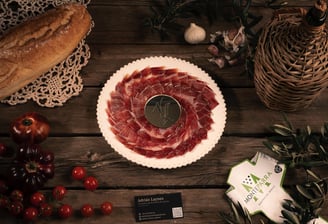 Plato de jamón cortado por Adrián Laynez