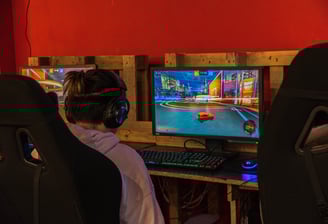 Un gamer en train de jouer à Rocket League sur un ordinateur gaming