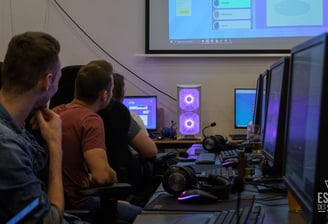 Des joueurs en LAN, en train de jouer en ligne, tous adhérents d'Esport des Sacres