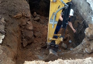 travaux préparatoires à l'aide d'un tracto pelle pour l'installation d'une micro station