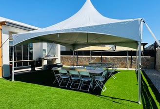 Carpa blanca para evento, con sillas, mesas, el paso diamond events