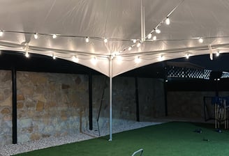 Carpa para evento decorada con luces