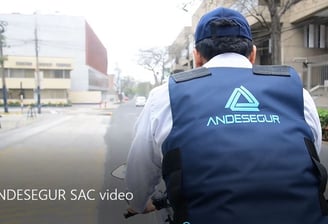 Agente de Seguridad Privada recorriendo empresa