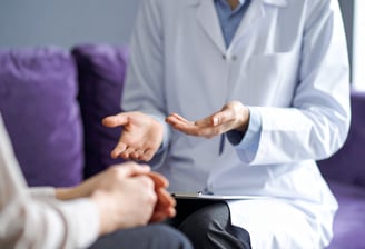 Médico explicando el tratamiento a su paciente