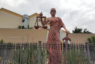 Estátua da deusa Themis no fórum Heitor Medeiros em Campo Grande
