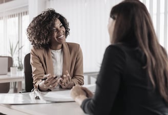Mulher prestando consultoria a outra mulher