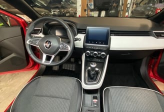 Intérieur d'une voiture nettoyée dans le ville de Muret