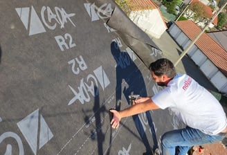 Pose d’un écran d’étanchéité sous toiture par un couvreur professionnel à Valentigney pour protéger la charpente et améliorer