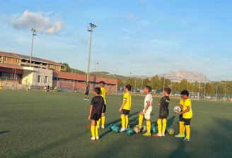 AUC football joue au football