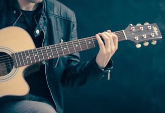 Musico tocando la guitarra