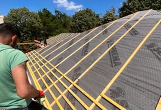 installation de liteaux sur une couverture ardoise  