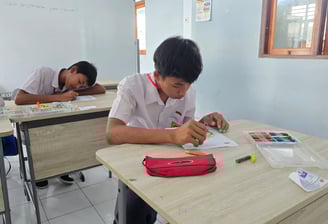 Siswa Belajar di SLB Negeri Colomadu
