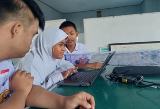 Anak SLB Negeri Colomadu menggunakan Chrome Book