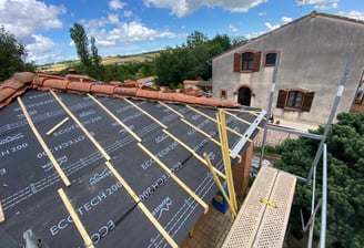pose d'un écran sous toiture pour garantir l'étanchéité du toit