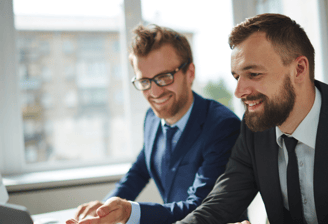due uomini con abito che lavorano fianco a fianco