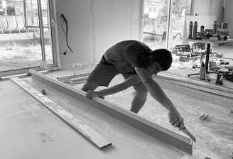 Artisan plaquiste qui travail