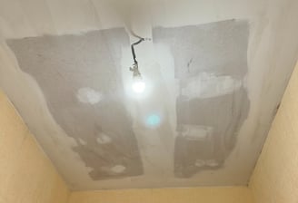 Plafond rénnové avec bandes apparentes