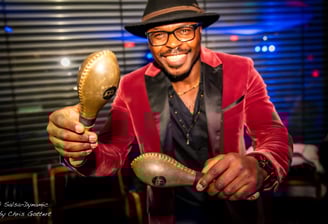 DJ Fide ist ein erfahrener Club-DJ, der sich nun auf die Hochzeitsbranche spezialisiert hat. Mit sei