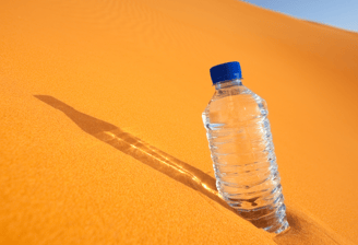 شرب الماء للحفاظ على الترطيب أثناء أداء مناسك الحج في الطقس الحار.