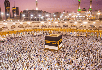 الكعبة المشرفة أثناء الطواف بالحرم المكي خلال موسم الحج و العمرة.