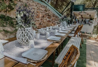 Mesas con encanto para celebraciones al aire libre en Málaga. Detalles cuidados y estilo natural