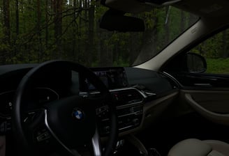 automobilio prietaisų skydelis su vairu, demonstruojantis švarų saloną