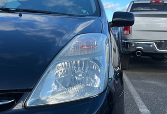 Po poliravimo automobilio zibintas, spindintis ir švarus