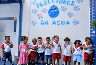 Crianças do ensino infantil em atividade escolar