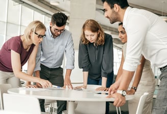 Pessoas reunidas aprendendo