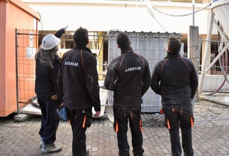 Equipo de AISPAM mirando una instalación