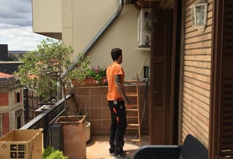 persona de AISPAM verificando una instalación