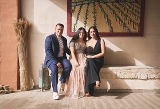 photo de famille prise lors d’une réunion en provence, ambiance chaleureuse et conviviale