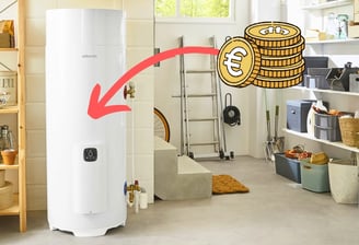 un chauffe-eau avec de l'argent pour montrer les économies