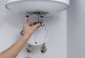 un technicien effectuant un remplacement de chauffe-eau