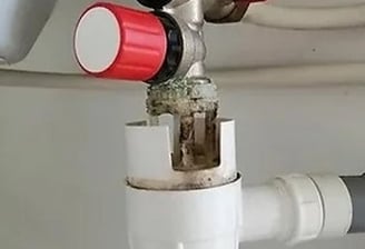 Plombier entreprise plomberie entretien de votre chauffe-eau ballon électrique Tassin la demi lune