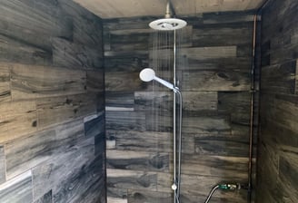Douche froide en cascade du sauna des Gardannes.