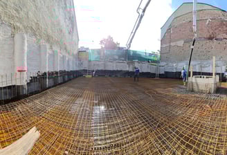Bewehrung für Betonfundament auf Baustelle