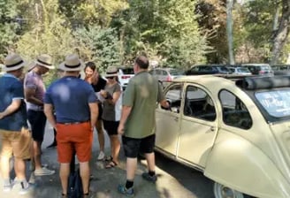 groupe de personnes dans le Massif de la Sainte Victoire autour d'une 2CV