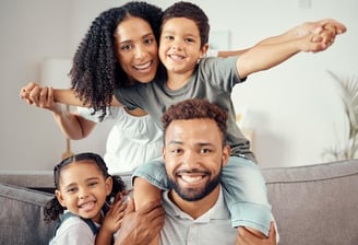 um homem e duas crianças sentados em um sofá