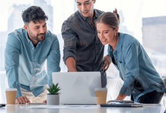 Tres personas planeando como montar un bar copas
