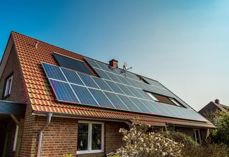 Toit d'une maison avec des panneaux solaires