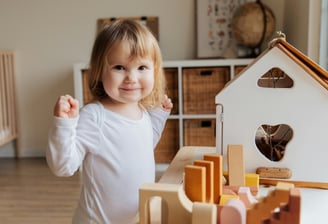 Jong kindje dat aan het spelen is met blokken
