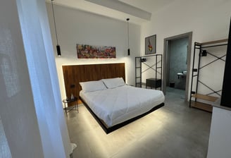 letto sospeso con led in una stanza elegante con quadri di design