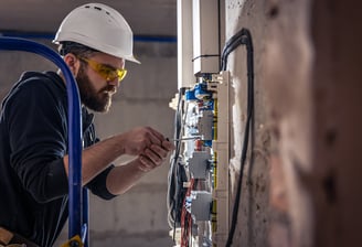 فني ترا يركب قنوات التكييف والتبريد في موقع تجاري