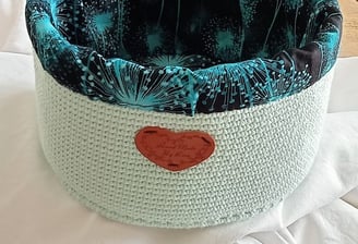 Corbeille crocheté dans fil coton d'un vert doux avec un cœur et un tissus noir et turquoise
